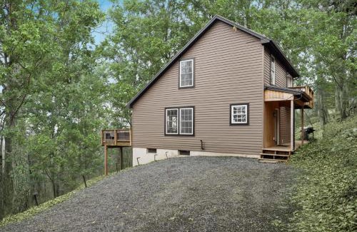 Sleepy Hollow Ski Chalet | Valley Views Hot Tub Deck Screened Porch & WiFi