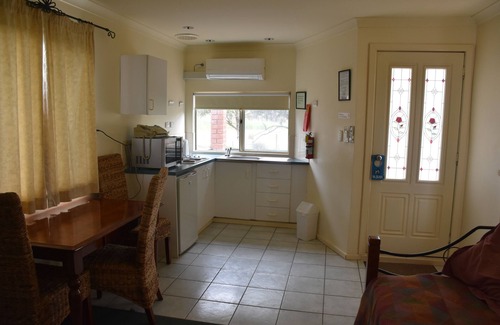 Mount Barker Hotel | Valley Views Motel & Chalets