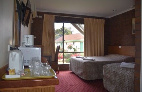 Mount Barker Hotel | Valley Views Motel & Chalets