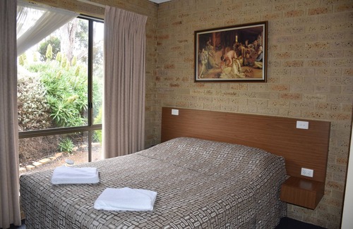 Mount Barker Hotel | Valley Views Motel & Chalets