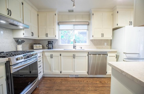 Guerneville House | Valley Vista | Complimentary wine tasting at Croix Estate included!