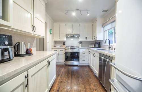 Guerneville House | Valley Vista | Complimentary wine tasting at Croix Estate included!