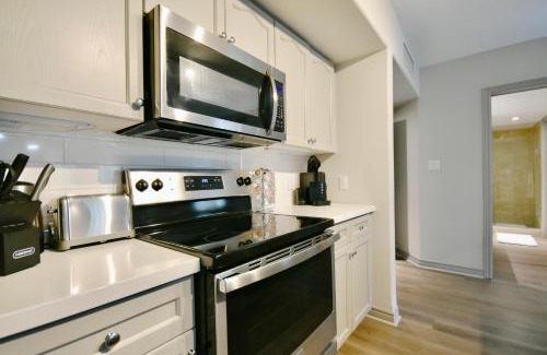 Oro-Medonte Apartment | Valley Vista Haven - Exquisite Condo Retreat with Jacuzzi - Top Floor Romance - Self-Check-in - Gourmet Kitchen - Heated Pool Paradise