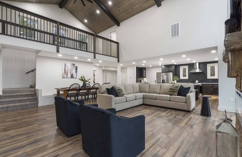Branson West House | Van Kirk Cove – 6 BDR Stunner!