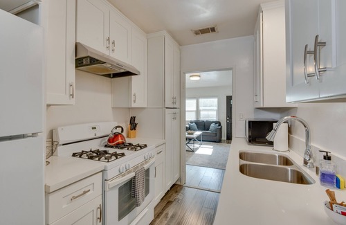 Sherman Oaks Apartment | Van Nuys Abode w/Patio, 7 Mi to Universal Studios
