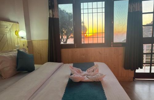 Kasauli House | Vansathli I Near Mall Road Kasauli I Open Garden & Rooftop I by Humble stay villa