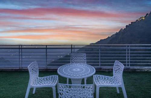 Kasauli House | Vansathli I Near Mall Road Kasauli I Open Garden & Rooftop I by Humble stay villa