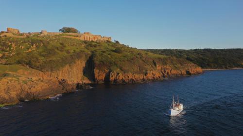 Hasle Boat Rental | Varra Water - Unique Boat Accomodation - Bornholm - Fjælstavn