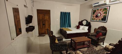 Kalapettai House | VARSHA PALACE, Near Rock Beach and Manakula Vinayagar Temple, White Town, Pondicherry