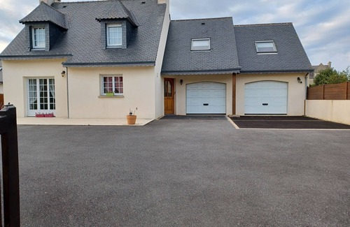 Plouneour-Trez House | Vaste Maison sur Jardin Entièrement Clos