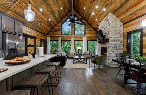 Broken Bow Cabin | Vaulted Pines- Luxury Honeymoon Cabin