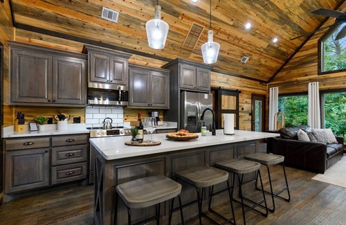 Broken Bow Cabin | Vaulted Pines- Luxury Honeymoon Cabin