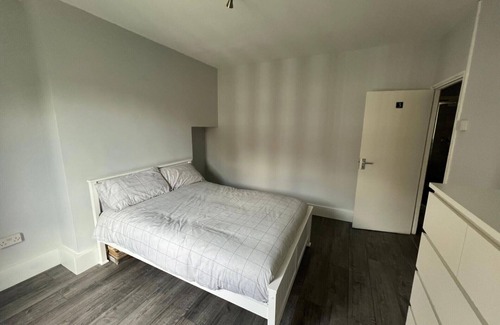 Oval Apartment | Vauxhall Central Room 3