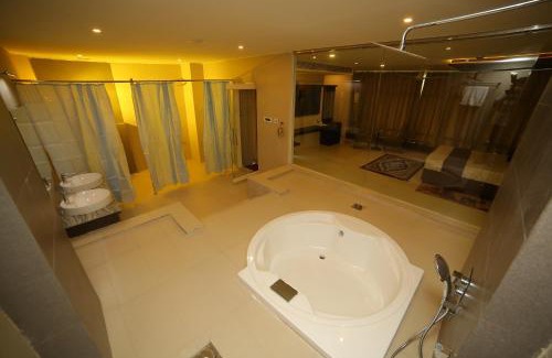 Perintalmanna Hotel | Vavas Inn & Suites
