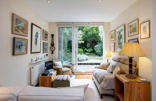 Fulham Broadway Apartment | Veeve - Artist's Oasis