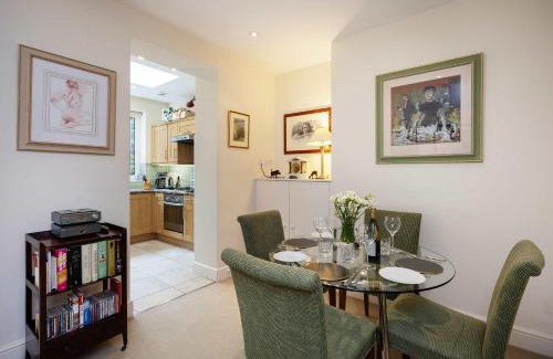 Fulham Broadway Apartment | Veeve - Artist's Oasis