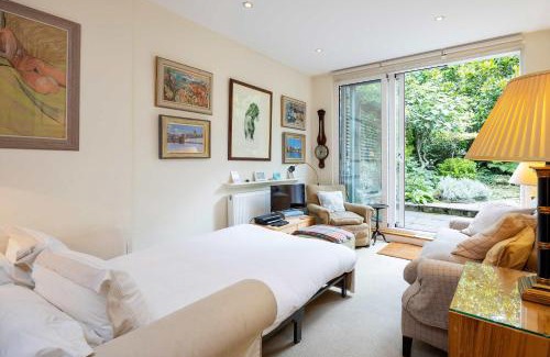 Fulham Broadway Apartment | Veeve - Artist's Oasis