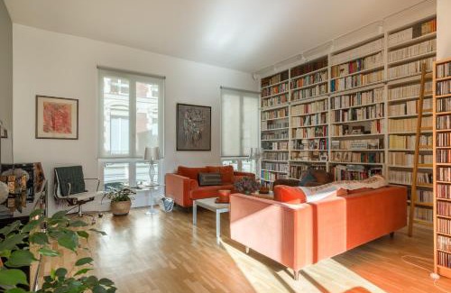 Quartier Saint-Georges Apartment | Veeve - The Library Wall
