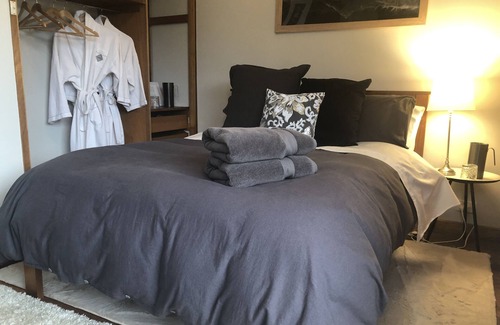 Newstead Bed & Breakfast | Vegan Homestay- Small Double Room w Shared Bathroom
