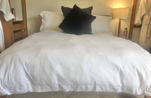 Newstead Bed & Breakfast | Vegan Homestay- Small Double Room w Shared Bathroom