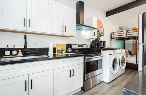 Beverly Green House | Vegas Hideaway: Private Modern Comfort Near Strip