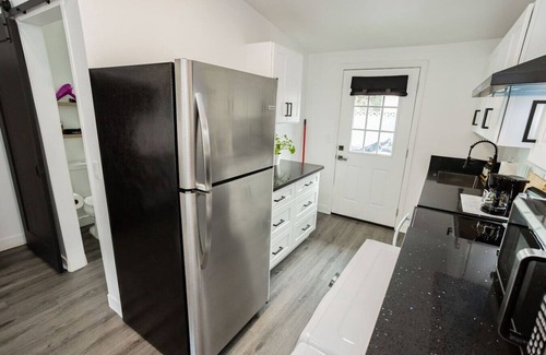 Beverly Green House | Vegas Hideaway: Private Modern Comfort Near Strip