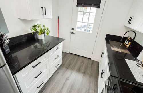 Beverly Green House | Vegas Hideaway: Private Modern Comfort Near Strip