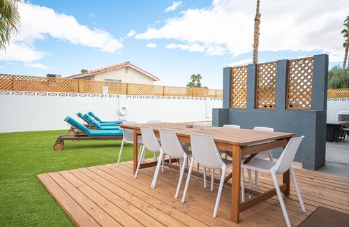 Paradise House | Vegas Luxe- 6BR & 3 BT pool/spa/bbq/golf<10min to Strip, Airport, Stadium & More