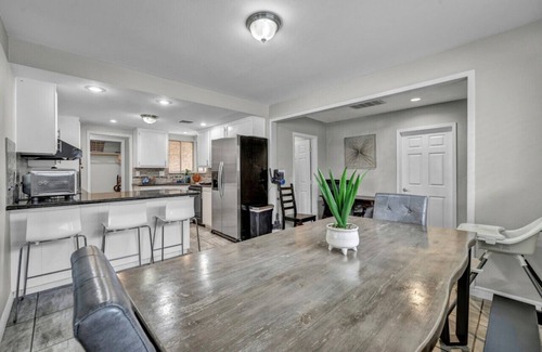 Rancho Oakey Apartment | Vegas Retreat -Single Story Pool&Hot Tub Games&BBQ