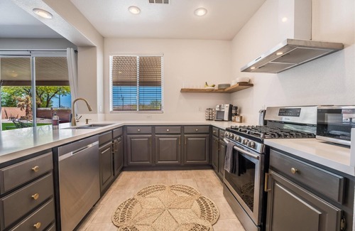 Paradise Hills House | Vegas Style Desert Luxury: Themed Bedrooms, Game Room & Hot Tub - 20min to Strip