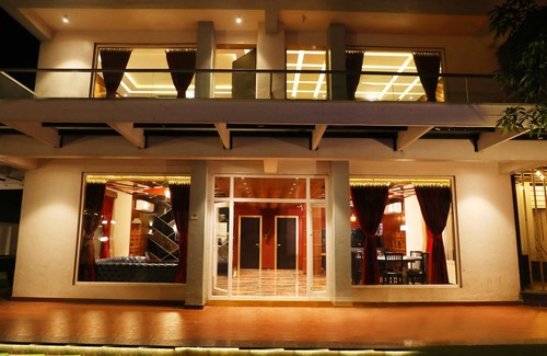 Khodala Villa | Vegas Villa by Shiloh Stays