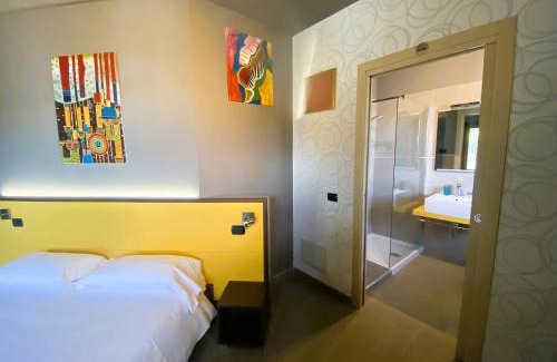 Sale Marasino Hotel | Vela di Soleville camere con e senza vista lago con ristorante & pizzeria
