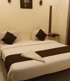 Palani Hotel | Velan Temple View