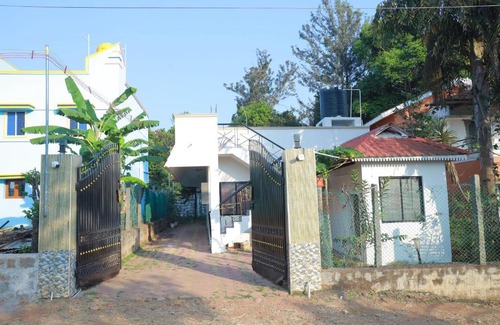 Yelagiri Villa | Velavan Hill View Resort