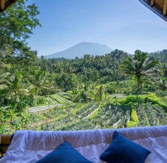 Selat Villa | Velonia Iseh