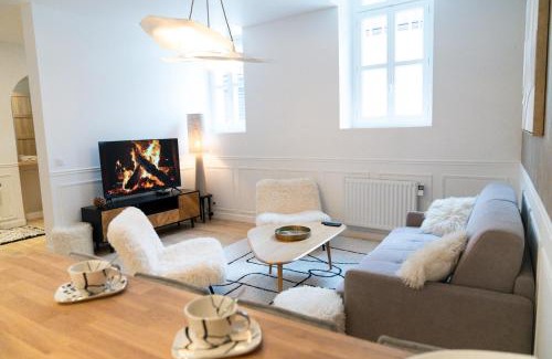 Sens Apartment | Velvet - By BEST KEYS - Maison Duplex Élégante - Plein Centre Ville - Déco Minimaliste & Cosy - Literie Haut de Gamme - 2 chambres séparées - Lit Queen Size & 1 canapé convertible - Smart TV - Machine à Café Nespresso - WiFi Fibre - Check-in Autonome