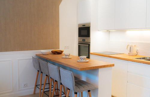 Sens Apartment | Velvet - By BEST KEYS - Maison Duplex Élégante - Plein Centre Ville - Déco Minimaliste & Cosy - Literie Haut de Gamme - 2 chambres séparées - Lit Queen Size & 1 canapé convertible - Smart TV - Machine à Café Nespresso - WiFi Fibre - Check-in Autonome