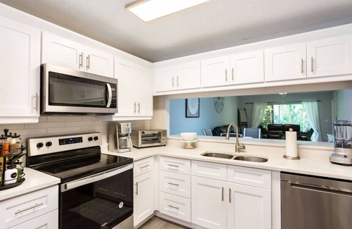 Naples Apartment | Vencia Vacation Rental. Serene Naples Retreat with Preserve Views, 2-Bed, 2-Bath Condo – Sleeps 4, Newly Renovated with Lanai and Acces to Heated Pool, Tennis Courts, BBQ Area & Other Attractions!