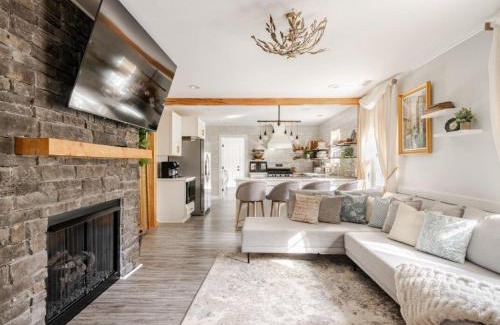 Charlotte Apartment | Venetian Beds, Outdoor Barrel Sauna, Hot tub, Cold Plunge