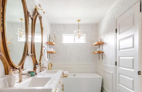 Charlotte Apartment | Venetian Beds, Outdoor Barrel Sauna, Hot tub, Cold Plunge