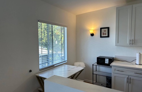 Mar Vista Apartment | Venice Apartment with Parking F
