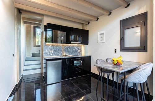Anatolikos Sinikismos Apartment | Ventiri Lofts - Luxury Duplex w/Private Garden