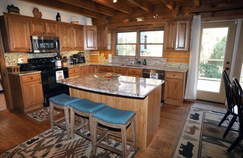 Holland Cabin | Ventura Pines Log Cabin, Heated Pool, beach Nearby, Bikes.