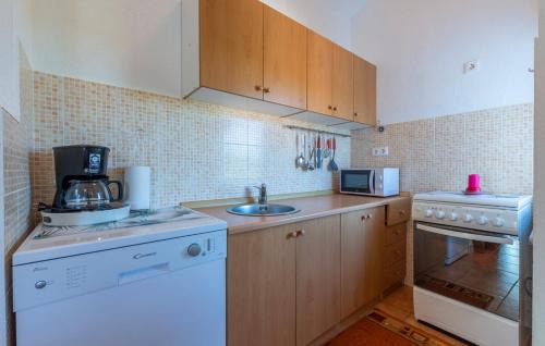Veliki Drvenik House | Vera