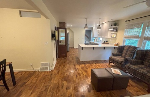 Decorah House | Veranda House Decorah - King Bed, Sauna, sleeps 4