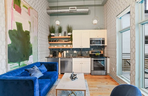 Midtown Apartment | Verdant Statuesque Intimate Acropolis Views Of Fam