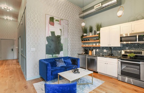 Midtown Apartment | Verdant Statuesque Intimate Acropolis Views Of Fam
