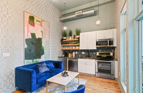Midtown Apartment | Verdant Statuesque Intimate Acropolis Views Of Fam