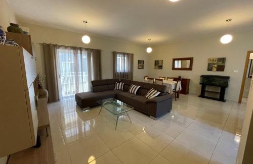 Santa Venera Apartment | Verdi Apartment - Spacious Modern Apartment, close to Valletta