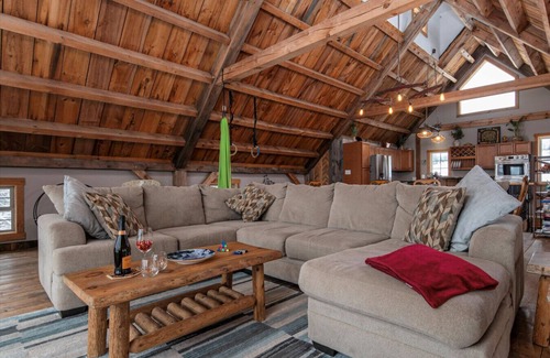 Brookfield House | Vermont Retreat: 3BR with Mountain Views & Trails